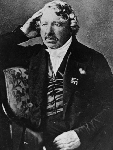 Louis Daguerre zastanawia się cóż to takiego najlepszego wymyślił.