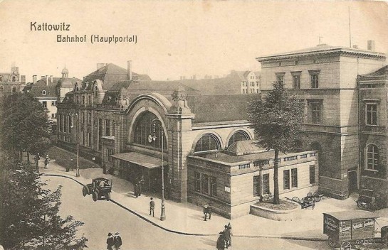 Otwarty dworzec kolejowy w Katowicach wydatnie ułatwił warsztatowiczom dotarcie na zajęcia fotograficzne.