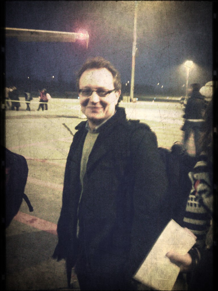 Na lotnisku - jak widać - wszystko przebiegało w atmosferze głebokiego zrozumienia. W lewym górnym rogu widoczny jest jeden z elementów Stalowego Pegaza z filuternie połyskującym światełkiem czerwonym.