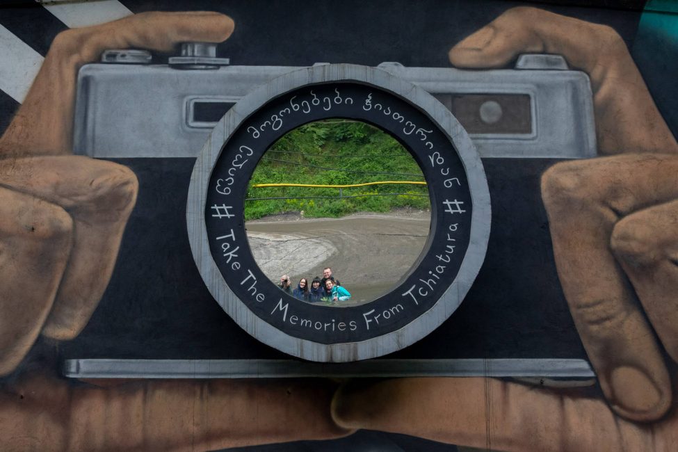 Zdjęcie lustra, w którym turyści mogą sobie robić zdjęcia