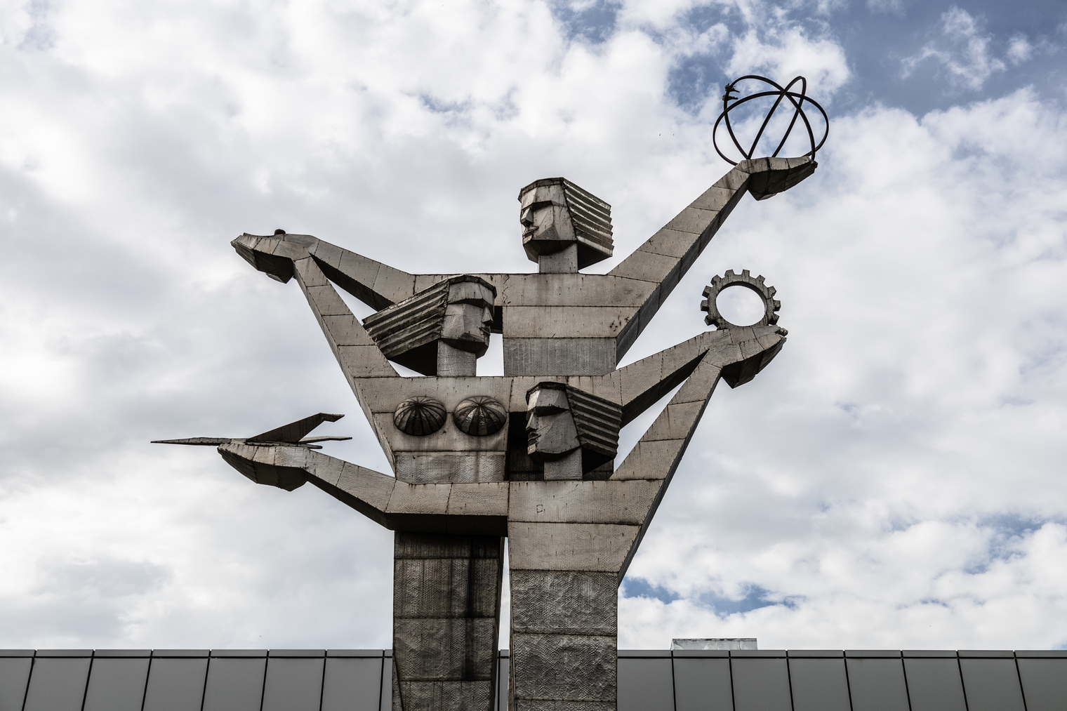 Rzeźba przy pawilonie Expo Tbilisi - fot. Marek Fengler